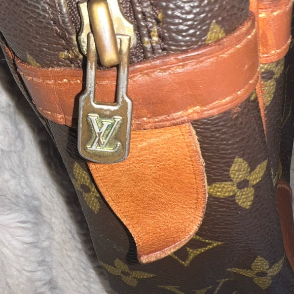 Authentic Louis Vuitton Monogram Cosmetic Clutch | Vintage - Picture 11 of 16